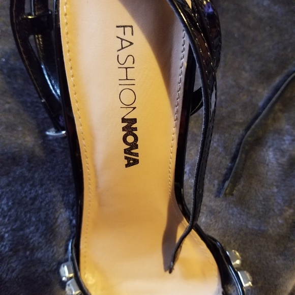 Fashion nova black studded heel with bonus large tee that fits med/lrge - Picture 7 of 8